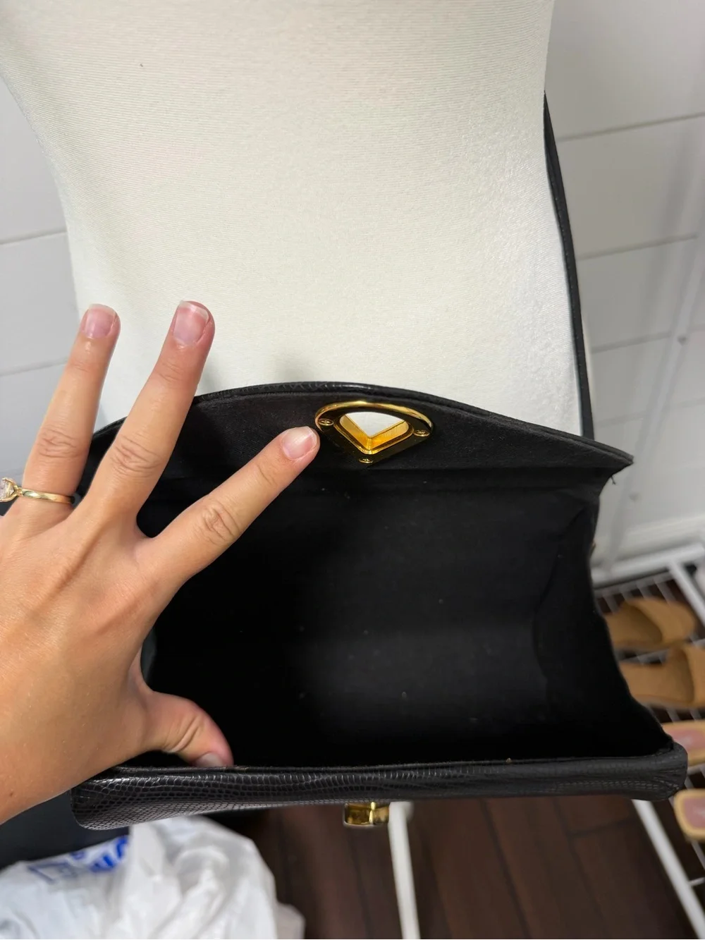 Vintage turn lock crossbody